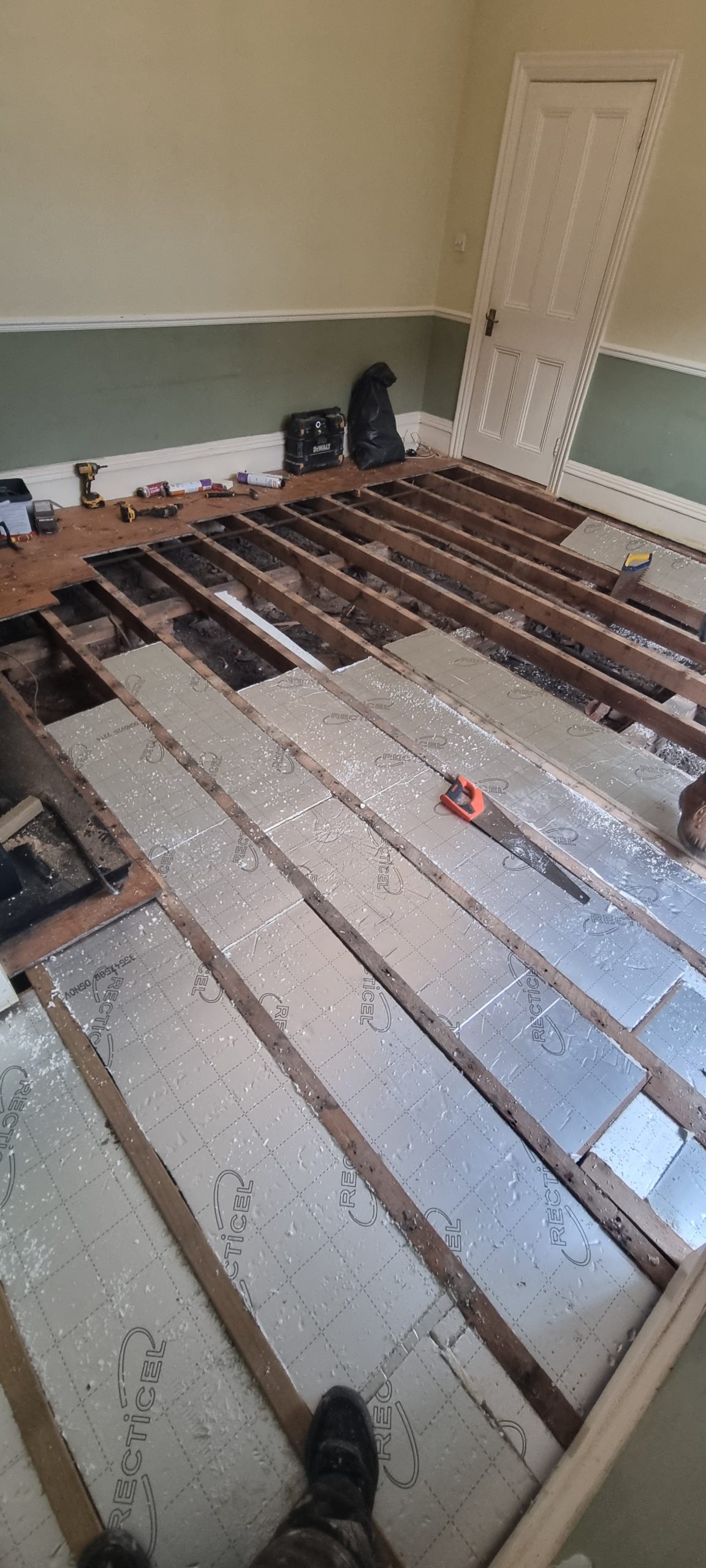 black-garden-room-modern-finish-southend Modern black garden room in Southend-on-Sea with premium exterior finish